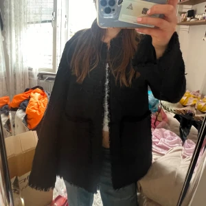 Vårjacka  - Så fin vårjacka, aldrig använd då jag beställde en för mycket, nypris 799kr🥰