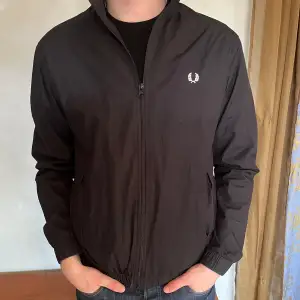 Tja!! Säljer denna snygga fred perry jackan i bra skick. Perfekt som vårjacka🤩 storlek S hör av dig vid frågor!!!