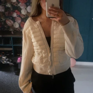 moncler cardigan - Säljer min moncler cardigan, är självklart äkta. Perfekt till våren och sommaren!