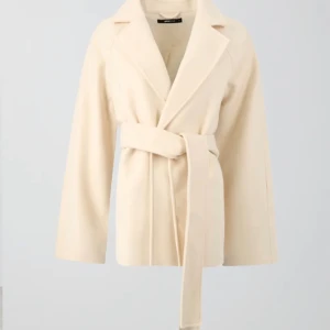 Kappa - Jätte fin kappa från Ginatricot. De. Har en små fläckar vid fickan och en liten fläck på innerarmen men syns knappast. Hör av er med frågor. 