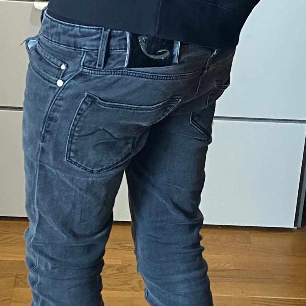 Säljer ett par väldigt ovanliga Jacob Cohen jeans i väldigt bra skick. Style 696 och passar alla mellan 170-180cm. Hör av er vid intresse!. Jeans & Byxor.
