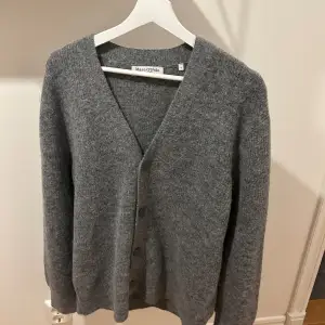 En helt oanvänd cardigan från Marc O’Polo. Nypriset ligger runt 1800 kr. Hör av er om ni är intresserade :)