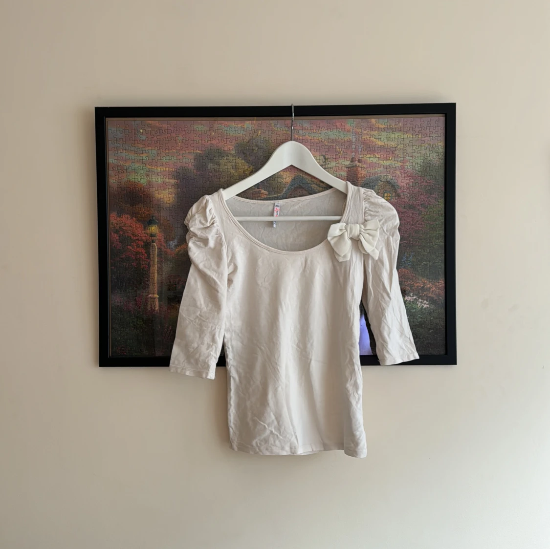 Vit tröja med rosett