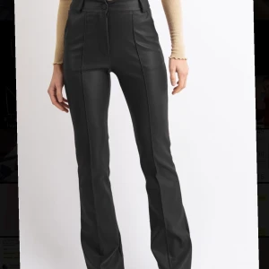 skinnbyxor - Skit snygga skinnbyxor som inte passa mig❤️ bra skick skriv om du vill ha mer bilder. Nypris 600kr tror jag från madlady säljs inte längre. ‼️lånade bilder‼️skriv för mått de är stora på mig som är 36 men tror dom är 38/40 beroende på