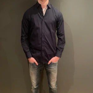 Massimo Dutti skjorta  - Massimo Dutti skjorta | Marinblå | Storlek S men skulle säga att det är M | Skick: 8/10 | Modellen är 185 och väger 70 kg | Hör gärna av dig vid frågor och funderingar ⭐️