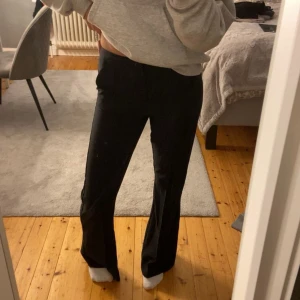 Kostymbyxor från Gina  - Svarta kostymbyxor från Gina, lite bootcut i modellen! Helt nya! Men sprättade nertill!!