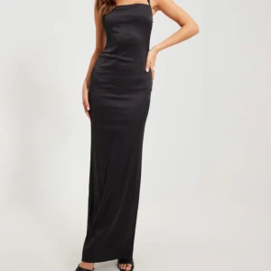 Långklänning - Långklänning i satin från Nelly i storlek 36. Använd vid 1 tillfälle. Helt slutsåld på hemsidan! 💗 Nypris 899.