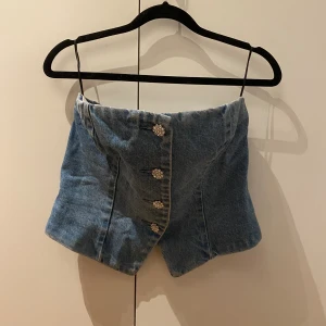 H&M jeanstopp/jeanskorsett med glittriga knappar - Aldrig använd, endast testad Storlek S