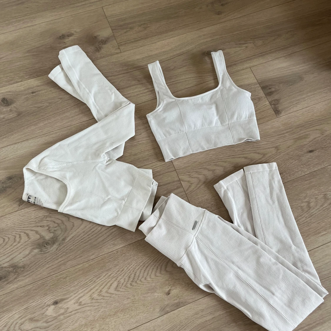 Komplett vitt träningsset från Aim’n