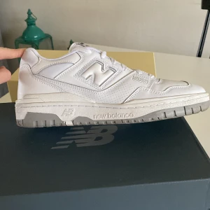 New Balance  - Tjen! Jag säljer ett par fetta New balanse i väldigt bra skick. Stoleken är 44,5. Jag säljer skorna för dom inte passade mig. Om du har några frågor är det bara att skriva.
