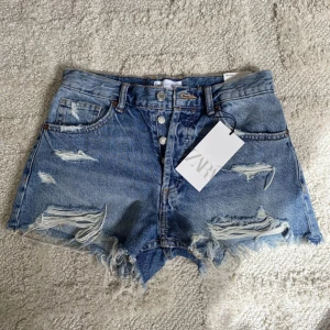 Zara shorts - ⚠️OBS lapparna finns ej kvar då bilden är lånad, shortsen är inprincip helt nya då dom inte sitter som jag vill att dom ska göra på mig, därför har de inte kommit till användning!💖