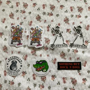 Brandy Melville klistermärken!⚡️ - ❗️OBS KÖP EJ❗️ Fick dom gratis när jag handlade på Brandy Melville men vill inte ha dom själv. Vid köp av något annat från min profil så kan jag lägga till dom gratis i ditt paket, det är bara att kontakta mig🫶