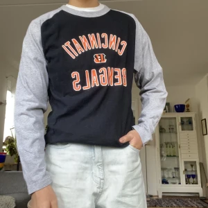 Långärmad tröja med tryck - Snygg vintage långärmad tröja med sporttryck. Vet tyvärr inte vad storleken är, men sitter såhär på mig som är 160 cm, så skulle gissa XS-S beroende på vem som har den. I gott skick🌟