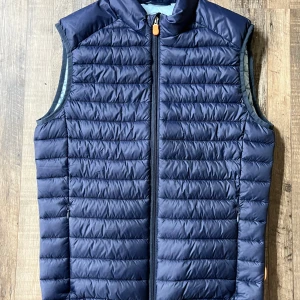 Save the duck väst - En save the duck väst i utmärkt skick. 9,5/10 näst intill ny. I storlek S. Passar nu perfekt till våren. Endast 499kr nypris 1499kr.