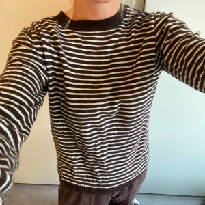 Stickad tröja från Henric Chocie - Snygg stickad tröja, brunvit!  Storlek M. Unisex! 🌸
