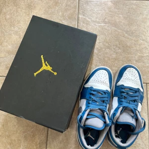 Jordan 1 low - Jag säljer ett par Jordan 1 low de är blåa, vita, gråa. Skulle säga att dom är 9/10 i skick och använda några gånger. Säljer dom för att dom är för små för mig. Dom är köpta för 1800kr men säljer nu för 499kr😊. Priset kan förhandlas vid snabb affär!🤝