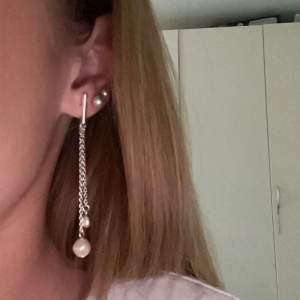 Superfina silver örhängen, funkar till både vardag och fest 💕💕 örhängena säljs i par 🙏🏼