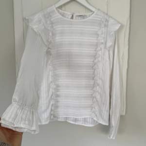 Söt vit blus i bomull med vackra ärmar. Storlek S. Aldrig använd, nyskick 💗 fin till kjol/jeans i sommar 🌸