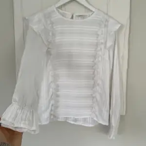 Söt vit blus i bomull med vackra ärmar. Storlek S. Aldrig använd, nyskick 💗 fin till kjol/jeans i sommar 🌸