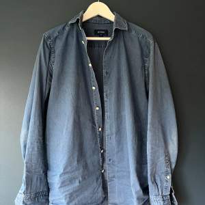 En skjorta från Eton i jeans färg. Storlek M. En liten skavank (se bild 3), men inget som syns eller stör. 100 kr! Hör gärna av dig för mer bilder // Joel
