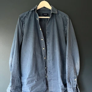 Skjorta Eton  - En skjorta från Eton i jeans färg. Storlek M. En liten skavank (se bild 3), men inget som syns eller stör. 100 kr! Hör gärna av dig för mer bilder // Joel