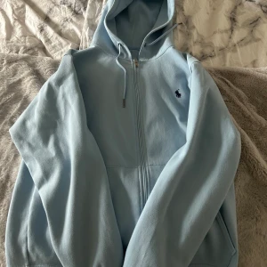 Ralph lauren zip hoodie  - Extremt fin Ralph lauren zip hoodie, skick 9/10 inga fläckar eller hål. Köpt på Plick så tyvärr Inget kvitto, ganska säker på äkthet då jag ägt en likadan modell förut som är köpt i butik. Storlek L men passar M. Hör gärna av dig vid frågor