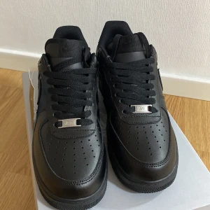 Jag säljer ett par äkta svarta air force för 1100kr. Jag fick de i present för ett tag sen och jag känner att jag inte kommer att använda dem så mycket så bättre att sälja. Ifall Om någon är intresserad av att köpa dem skriv gärna☺️ - Skorna är helt nya och aldirg använts. Jag fick dem för ett tag sedan och endast testat hemma. Priset går att diskuteras lite ifall om någon är intresserad av att köpa de!