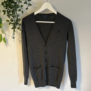Ralph lauren cardigan - Tja säljer denna riktigt feta stickade Ralph lauren cardiganen skickat är som nytt det är även 100% merino wool, nypris 2500kr mitt pris 549kr hör av vid funderingar😁