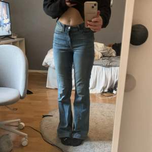 Fina jeans mid waist , blå utsvängda bara använda få ggr pågrund av lite för långa. Annars fina jeans från Jdy.