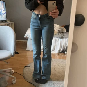 Bootcut Jeans - Fina jeans mid waist , blå utsvängda bara använda få ggr pågrund av lite för långa. Annars fina jeans från Jdy.
