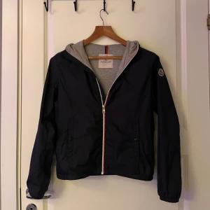 Moncler windbreaker - Fet moncler windbreaker till våren. Jackan är i storlek 14y, alltså passar jackan 162-168. Vid frågor är det bara att höra av sig