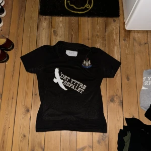 2. Svart Det Yttre Befälet tröja S - Det Yttre Befälet tröja gjord av bandet själva. Tröjan är i bra skick.