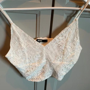 Vit spets topp - Vit topp från Bik Bok Storlek M Använd få ggr  Rök och djurfritt hem!