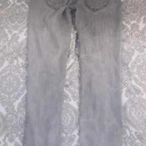 Säljer gråa pepe jeans - Säljer mina jeans ifrån pepe jeans london, de är endast använda ett fåtal gånger! Så de är i bra skick! Modellen heter Venus.