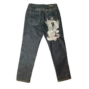 Feta Ed Hardy jeans från deras senaste kollektion, black line, och är använda att fåttal gånger. Bra skick förutom en liten skada som syns på den sista bilden, storlek M men passar som 32-34. Priset kan diskuteras. Ny pris 2500kr
