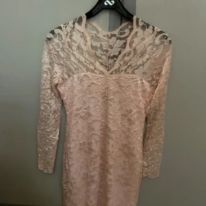 Helt ny klänning  - Rosa klänning helt ny oanvänd, storlek M skulle säga att den passar en S också 