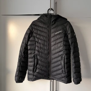 Peak jacka - Säljer min Peak performance jacka pga att den inte kommer inte användning längre, stolek M.  Den har ett litet hår men går lätt att laga själv 