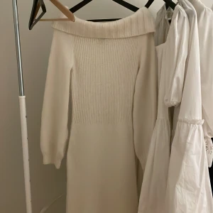 Stickad klänning - Använd ca två gånger I fint skick Frakt inräknad i priset❤️ Köpt för 600kr