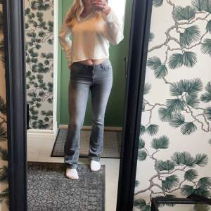 Säljer mina only jeans, bra skick! Jag är 175 och dom sitter perfekt💕skriv för fler bilder!