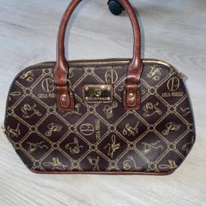 Giulia pieralli handväska i nyskick, aldrig använd. Ny pris på denna väska är runt 700/800 kr . 