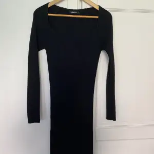 Ribbad svart klänning