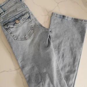 Yk2 bootcut jeans Gina tricot - Endast använda 1 gång, för stora för mig, så jättefint skick.  Nypris 500 