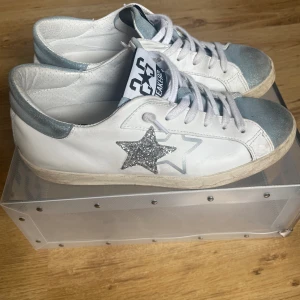 2star sneakers - Säljer sneakers från 2star. De är för stora på mig tyvärr. Glitter snören och box ingår. Nypris runt 1400 som ni ser på kartongen. Använda ett fåtal gånger. ”Smutsen” som är på lädret är design och lite av det som är på sulorna. 