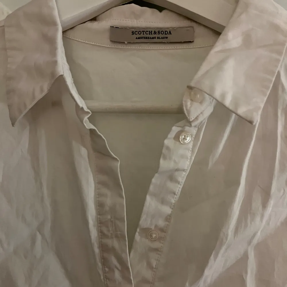 En vit kort skjorta med halvlånga ärmar från Scotch&Soda, strl står ej men skulle säga att det är en S-M!💓. Skjortor.
