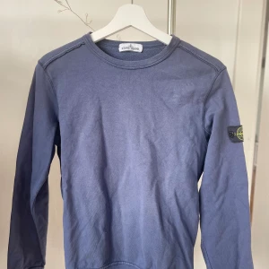 Marinblå Stone island tröja - Tveka inte på att höra av er för mer information💕