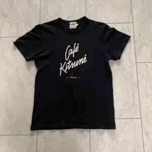 Maison kitsune tshirt - Säljer en maison kitsune tshirt i dunderskick! Tröjan är endast använd 1-2 gånger och har inga skador eller missfärgningar. Tröjan är storlek M och passar alla mellan 175-190! Nypris 1000kr, vårt pris 800! Skriv vid minsta fundering!