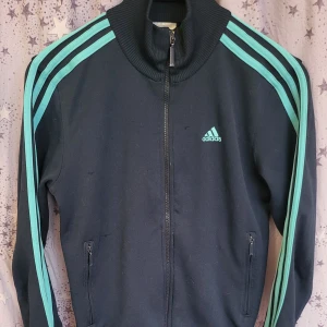 Blå Adidas Zip up  - Väldigt mjuk och mysig Adidas Zip up. Lite sliten, då katterna har myst lite väl hårt på den med sina knor, därav priset.