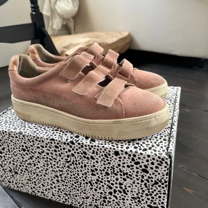 Sandro Skor - Säljer dessa så fina sandro skor då jag köpte de men ej passade. De är sparsamt andvända. pris går såklart att diskutera 