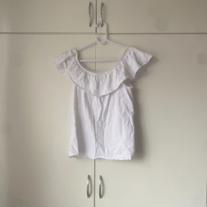 Topp - Så fin vit volang topp från H&M🤍I bra skick! Stl 170 cm men sitter som en S