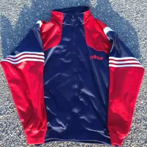 90-tal Tracksuit Vintage adidas jacket Blå / Röd / Vit  (Smakprov av vår 𝘽𝙀𝙎𝙏 𝙄𝙎 𝙔𝙀𝙏 𝙏𝙊 𝘽𝙀 𝙇𝘼𝙐𝙉𝘾𝙃𝙀𝘿 collection)!
